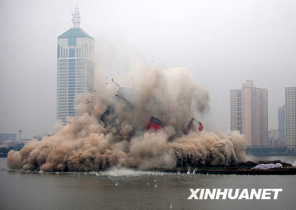南昌市五星级五湖大酒店爆破拆除 仅13年楼龄