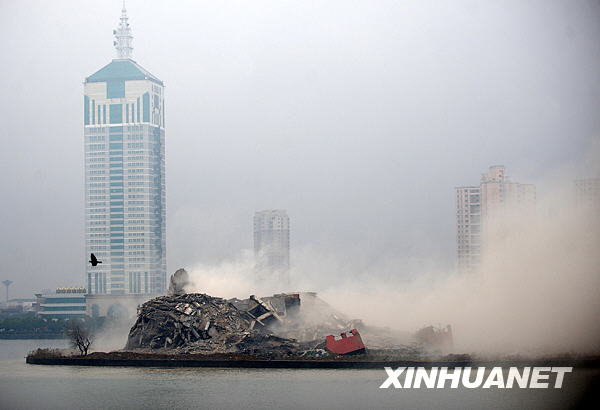 南昌市五星级五湖大酒店爆破拆除 仅13年楼龄