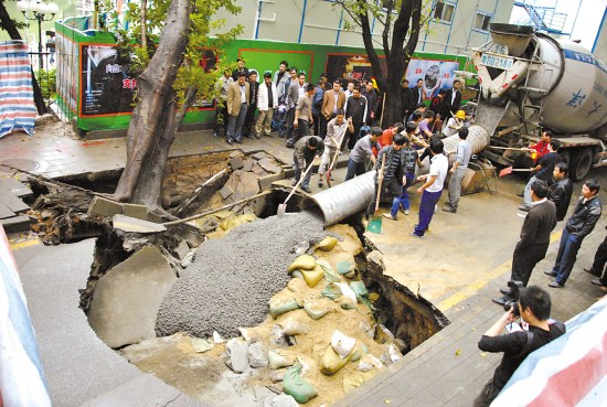 深圳地铁二号线疑因野蛮施工塌方(图)