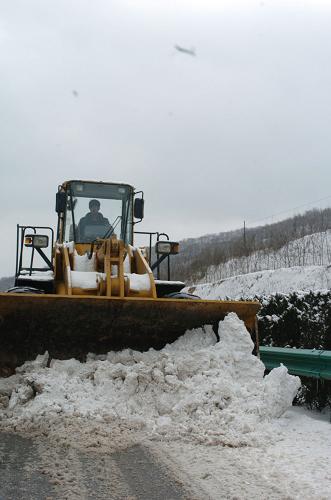 陕西公路部门全力清扫积雪保障公路交通