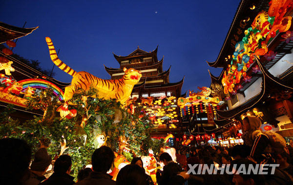 上海豫园灯会：吸引众多游客游玩