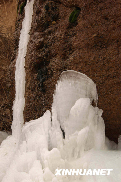 新疆库姆塔格沙漠大峡谷出现冰雪奇观