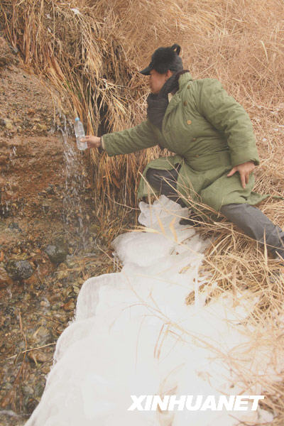 新疆库姆塔格沙漠大峡谷出现冰雪奇观