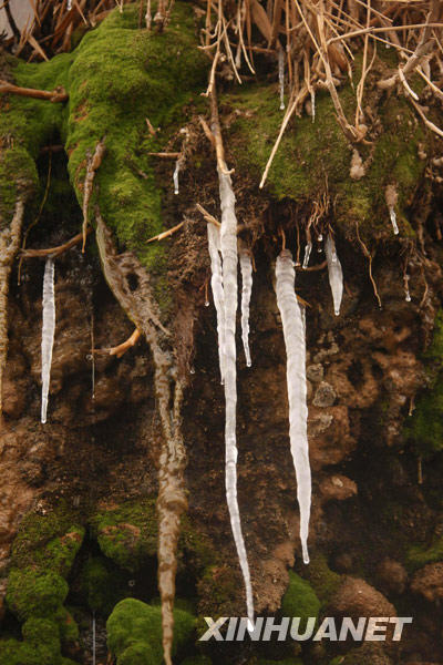 新疆库姆塔格沙漠大峡谷出现冰雪奇观