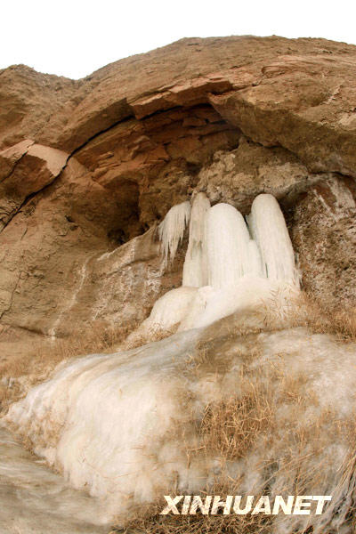 新疆库姆塔格沙漠大峡谷出现冰雪奇观