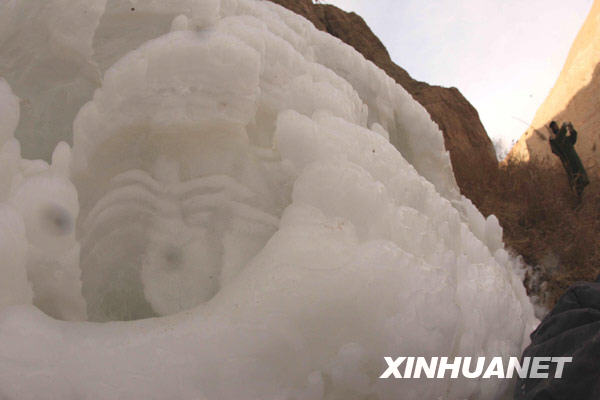 新疆库姆塔格沙漠大峡谷出现冰雪奇观