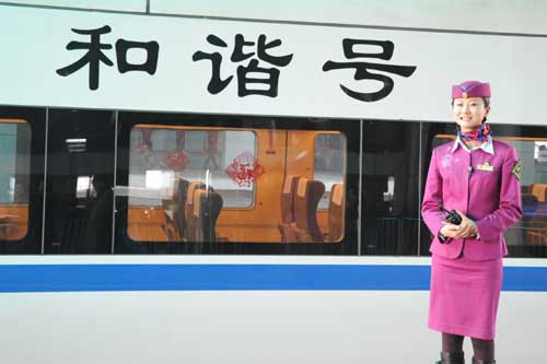 美女列车长走红网络 帅哥“粉丝”献花(图)