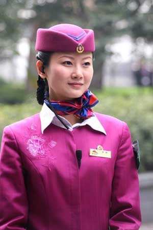 美女列车长走红网络 帅哥“粉丝”献花(图)