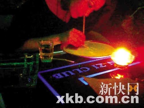 广东韶关夜总会专派小姐陪客吸毒(组图)