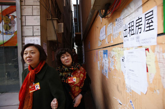 全国政协委员北京唐家岭落泪访“蚁族”(组图)