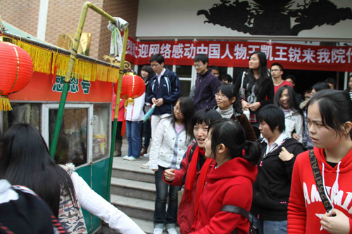 福州大学生亲身感受拉“感恩号”板车行孝（图）