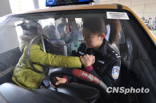 三八妇女节：南京女警教的姐“防身术”