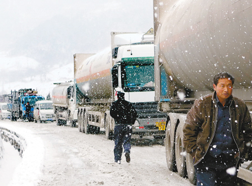 <P>秦岭降雪蓝小公路部分路段结冰严重通行受阻</P>