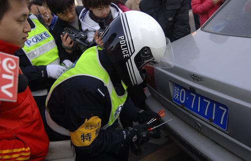 西安严查警车违规[组图]