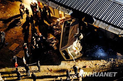 贵阳一辆客车失控坠坡致13人死亡(组图)