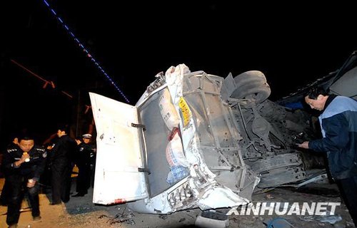 贵阳一辆客车失控坠坡致13人死亡(组图)