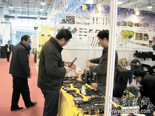武汉警用器械被曝随意买卖 付款后即可拿走(图)