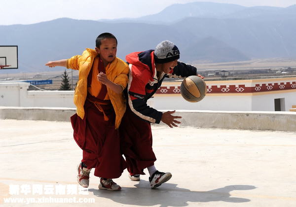 酷爱篮球运动的喇嘛[多图]