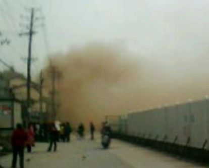 武汉天然气管道爆炸:火高20多米 万人逃离(图)