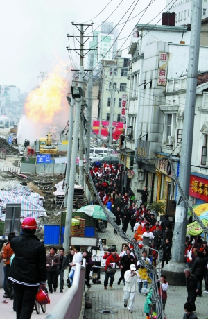 武汉天然气管道爆炸:火高20多米 万人逃离(图)