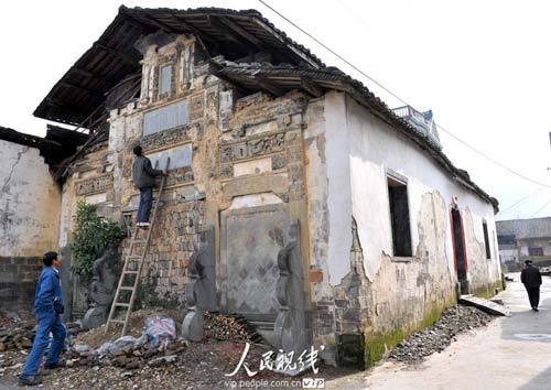 江西德兴:清代牌坊成了民宅墙
