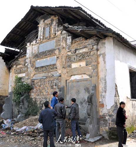 江西德兴:清代牌坊成了民宅墙