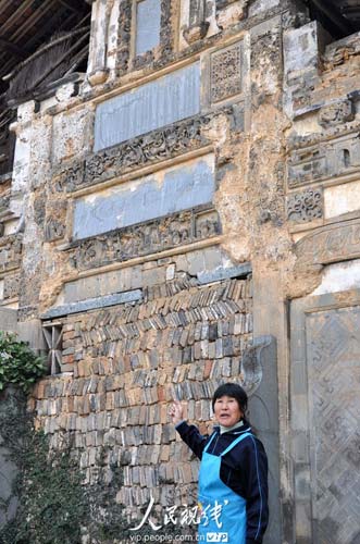 江西德兴:清代牌坊成了民宅墙