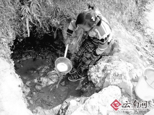 云南旱区裂缝能伸手掌 10小时拉趟水急哭村民