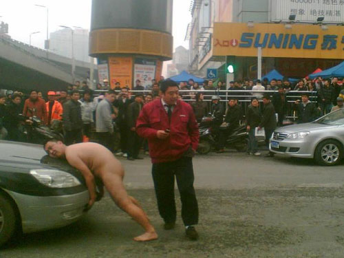 裸男街头掀车被称