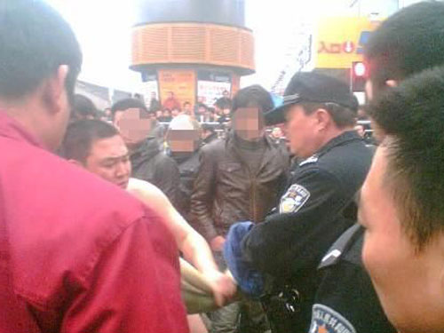裸男街头掀车被称