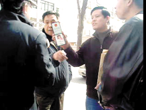 天津百货大楼周边停车收费乱 局长暗访“挨宰”