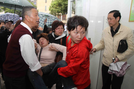 福建南平恶性杀人案续:遇难家属悲痛悼念当场晕倒