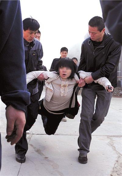 北京女记者采访火灾遇阻 被数名男子架空拖离(图)