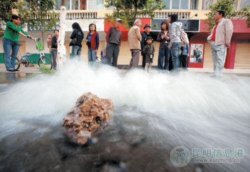 大旱之际 昆明街头水管爆裂自来水竟白流一夜(图)