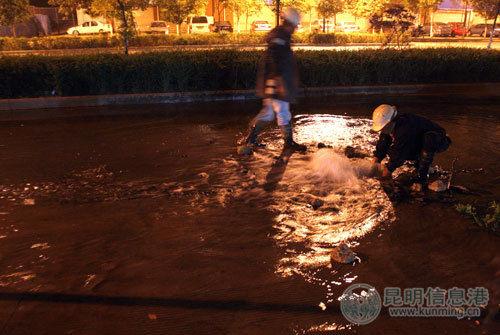 大旱之际 昆明街头水管爆裂自来水竟白流一夜(图)
