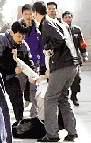 女记者采访火灾被架走续:当事安保人员被开除