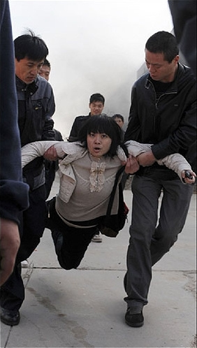 女记者采访火灾被架走续:当事安保人员被开除