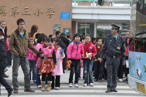 福州小学“最较真的保安”人行道上指挥学生安全行走