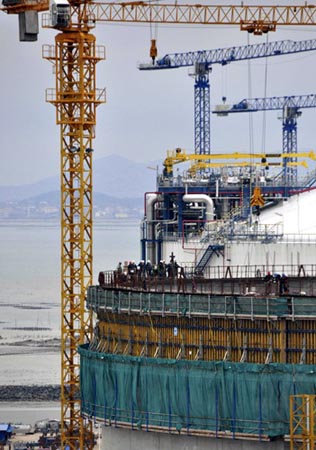 福建LNG两个新增储罐项目完成气升顶