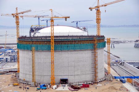 福建LNG两个新增储罐项目完成气升顶