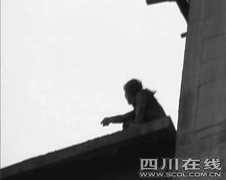成都首次刑拘“跳楼秀”当事人 外界质疑(图)