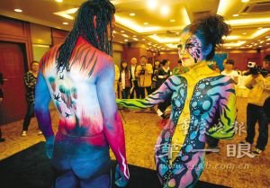 真漂亮 80后重庆美女冠军人体上绘“阿凡达”图