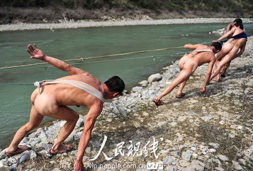 湖北巴东县神农溪重现裸体纤夫