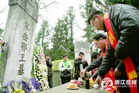 150名小学生岳庙里学历史 岳飞生日不寂寞