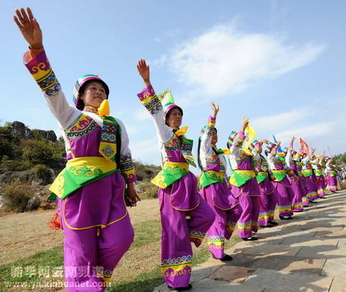 彝乡风情醉游人