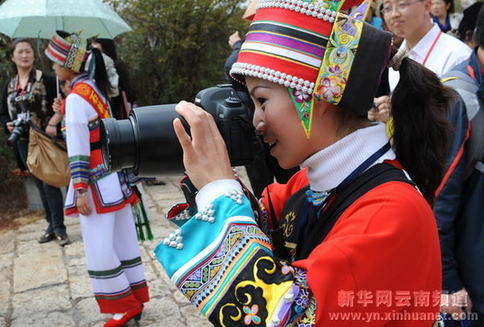 彝乡风情醉游人