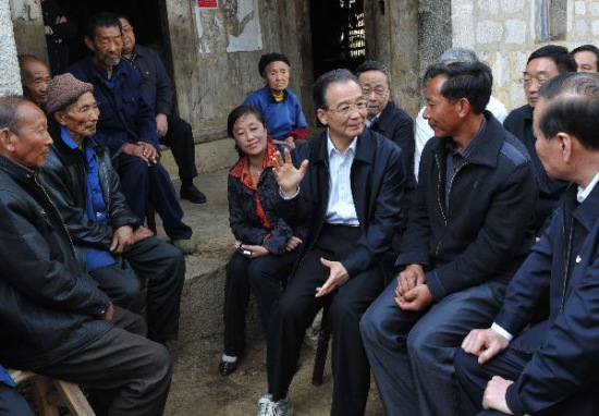 温家宝第3次赴西南考察旱情 与村民一道施肥(图)