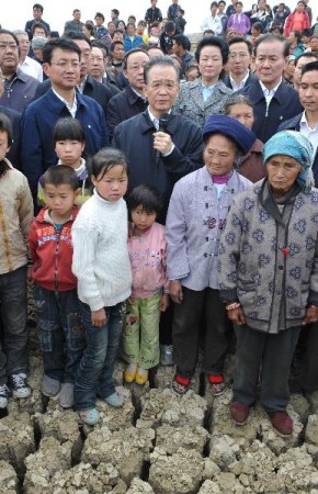 温家宝第3次赴西南考察旱情 与村民一道施肥(图)