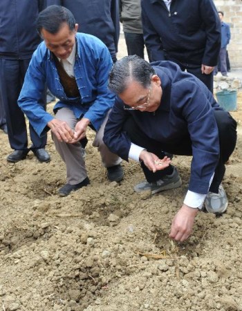 温家宝第3次赴西南考察旱情 与村民一道施肥(图)