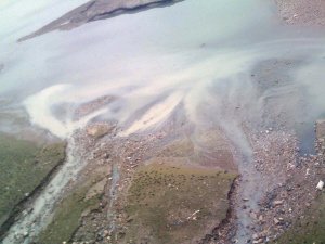 南滨路段江水怎么“五颜六色”的？